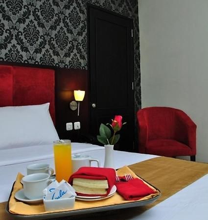 Hotel Feodora Airport Palembang Zimmer foto