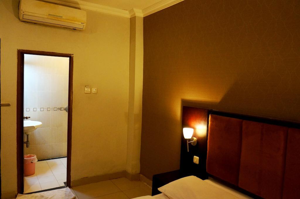 Hotel Feodora Airport Palembang Zimmer foto