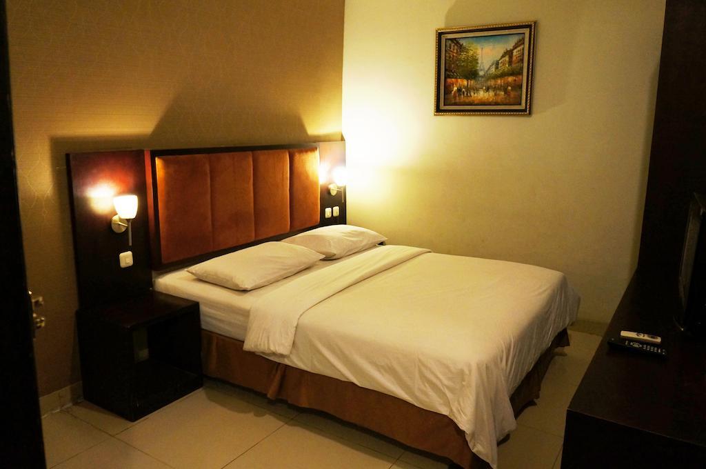 Hotel Feodora Airport Palembang Zimmer foto