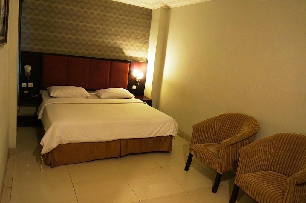 Hotel Feodora Airport Palembang Zimmer foto